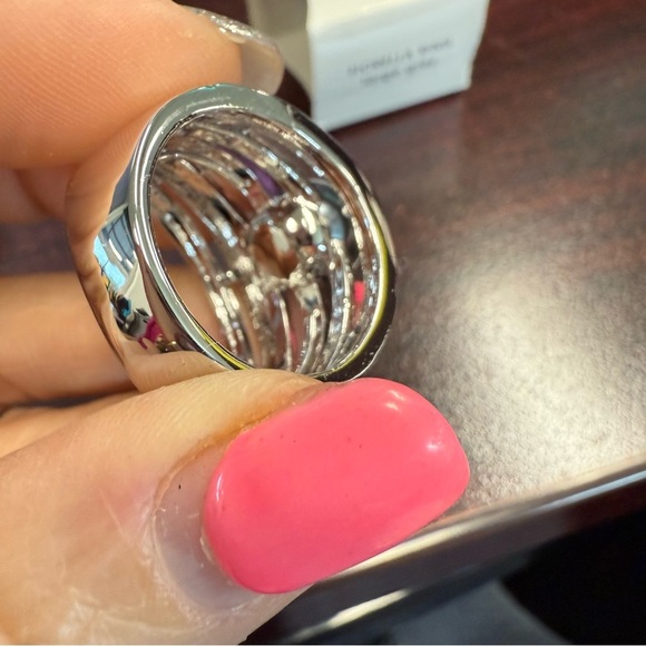 Avon Fiorella Silvertone Ring with Dark grey Pearl Accent size large vintage NIB - Picture 3 of 7